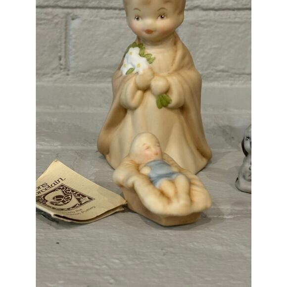 Vintage Editions in Porcelain Nativity Set - Picture 2 of 14